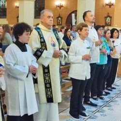 Quinta- Feira de Adoração - 04/04/2023 Missa-18h30 coroação de Nossa Senhora da Saúde pela pastoral do Batismo e Movimento Mães que Oram Pelos Filhos