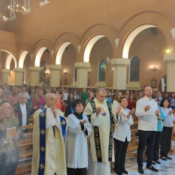 Quinta- Feira de Adoração - 04/04/2023 Missa-18h30 coroação de Nossa Senhora da Saúde pela pastoral do Batismo e Movimento Mães que Oram Pelos Filhos