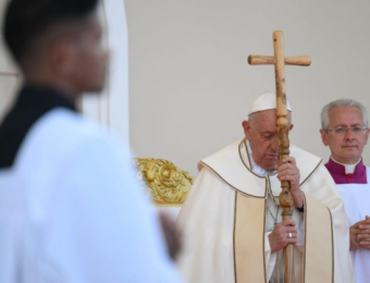 O Papa na missa em Díli: fazer-se pequeno nos abre à ação do Senhor